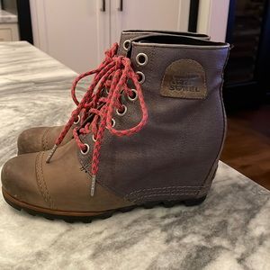 Sorel wedge boot with colored laces